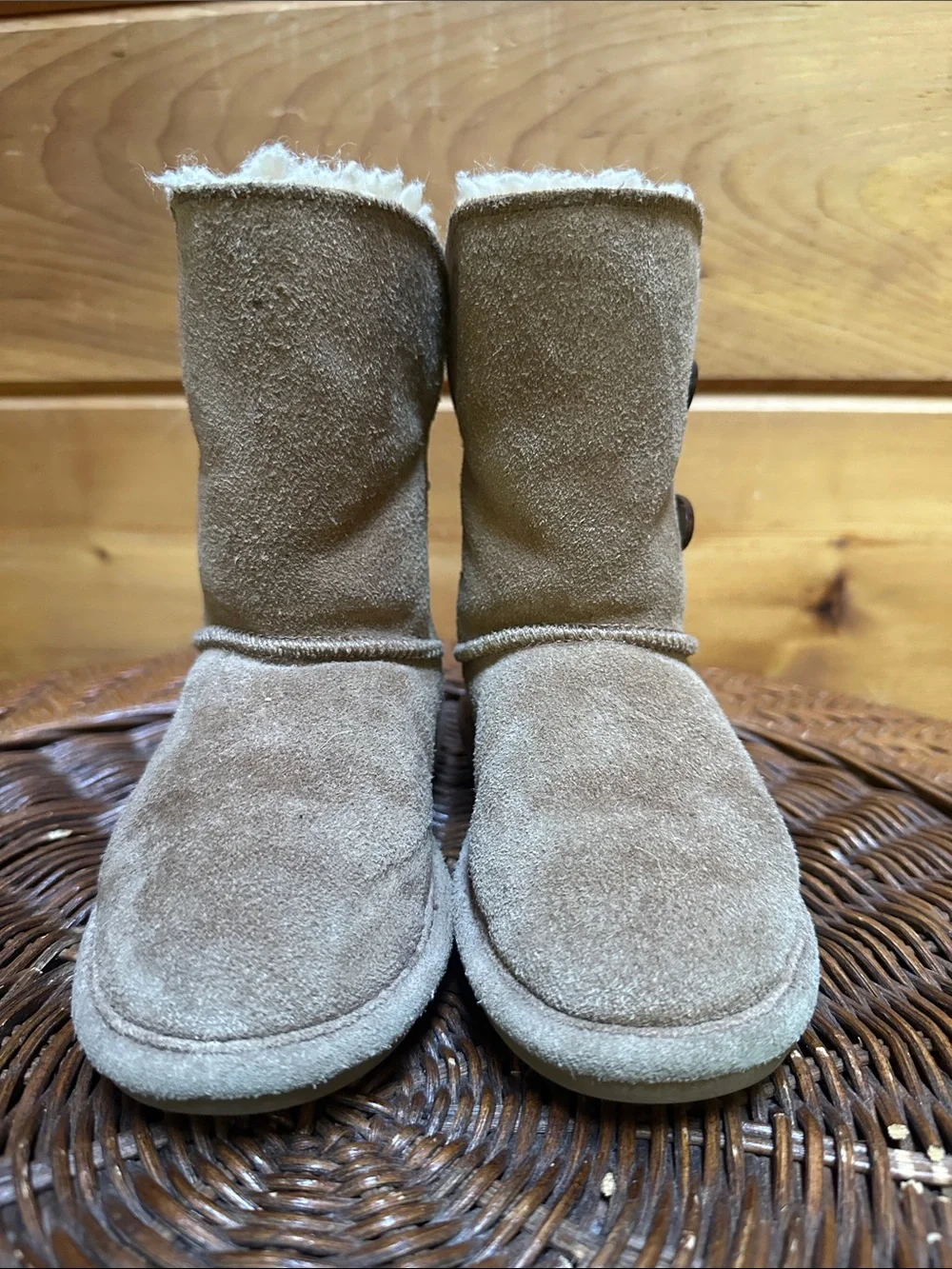 Bearpaw suede brown tan shearling lined kids boot 11